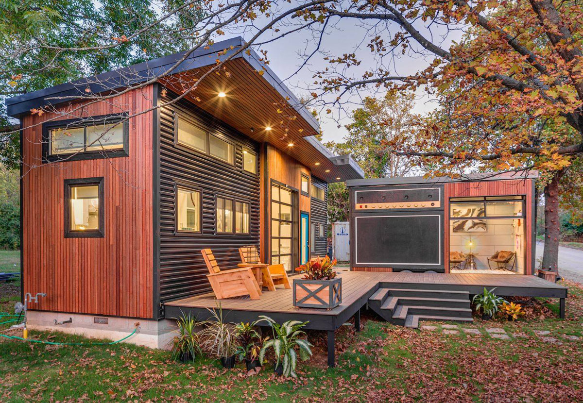 400-Square-Feet-Spacious-Tiny-House-with-Deck_1