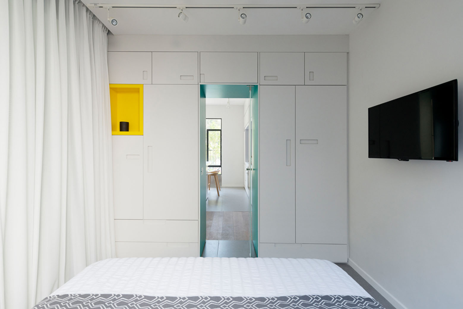 600-Sq-Ft-Apartment-Tel-Aviv_12