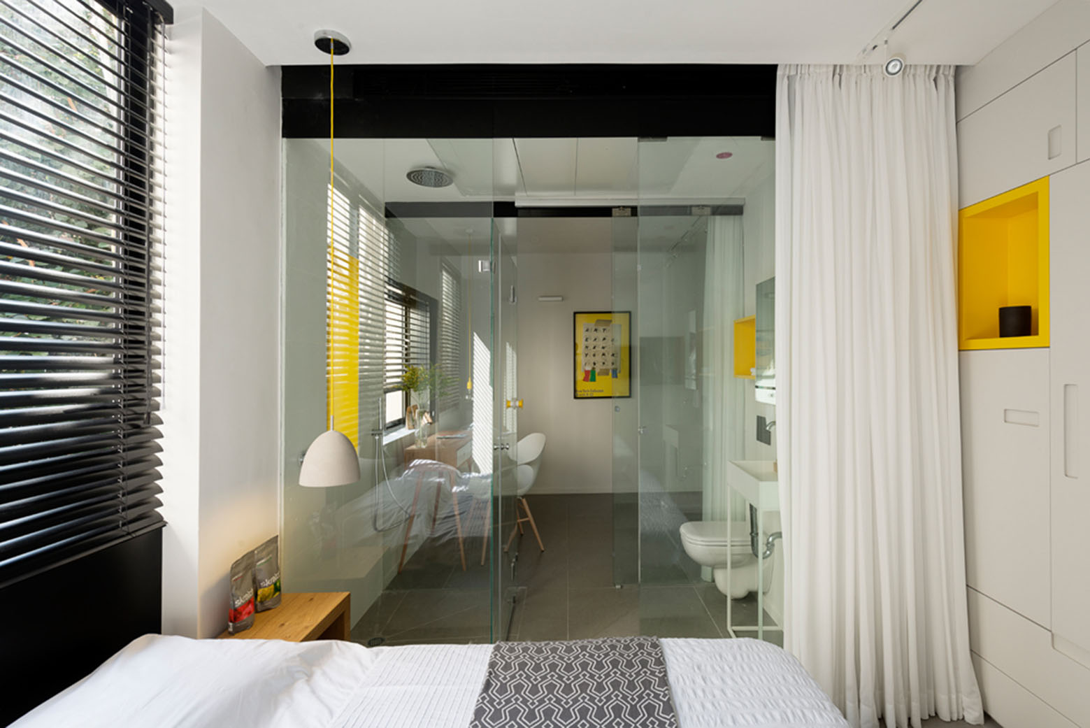 600-Sq-Ft-Apartment-Tel-Aviv_2 Modern Small Apartment with Glass Walls