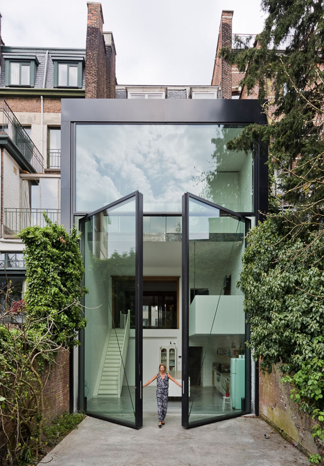 Antwerp-Townhouse_1 Contemporary Townhouse Extension with Large Glass Door