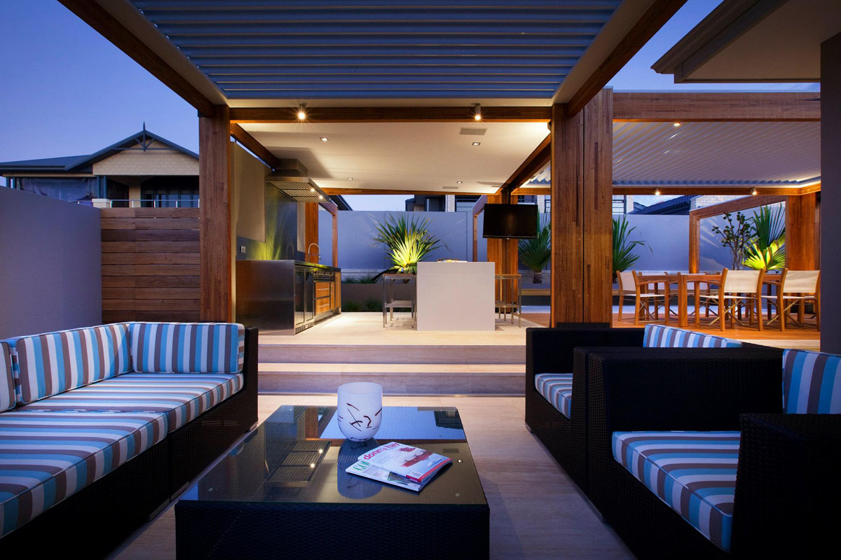 Backyard-With-Teak-Decking_10