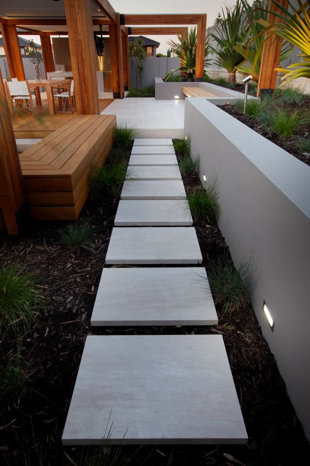 Backyard-With-Teak-Decking_15
