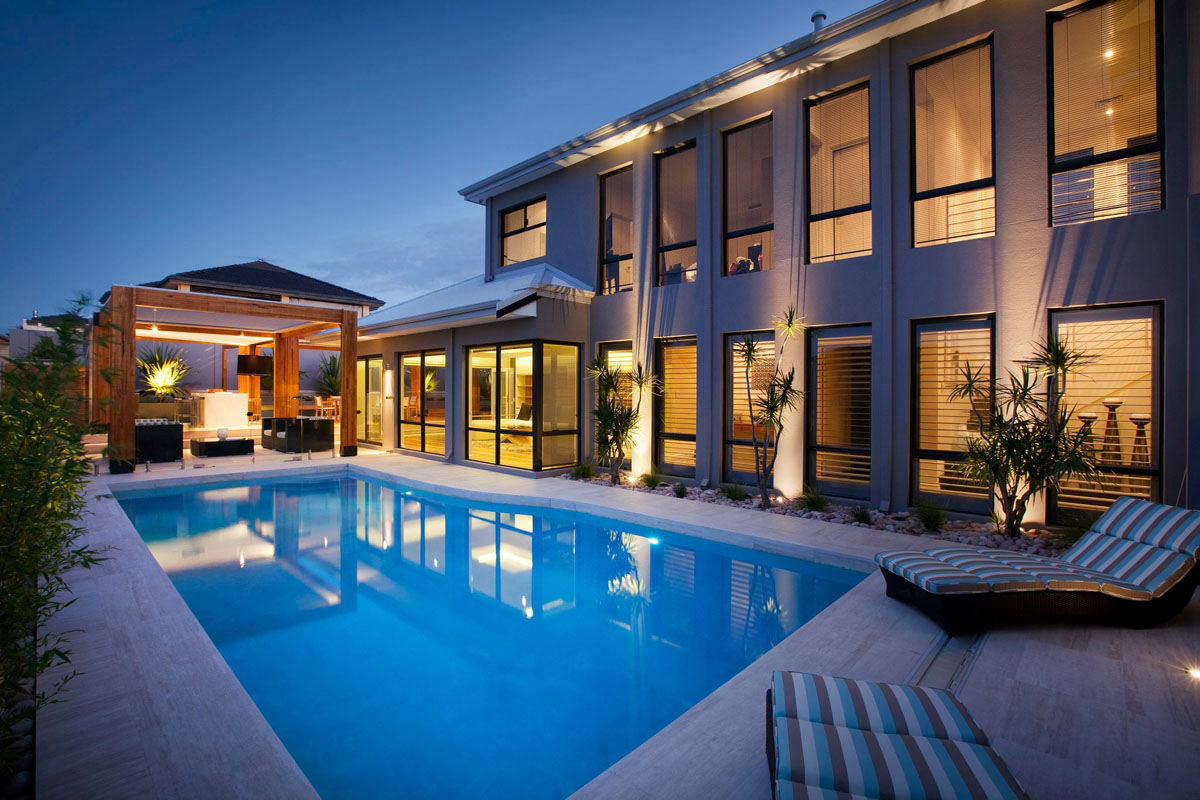 Backyard-With-Teak-Decking_3