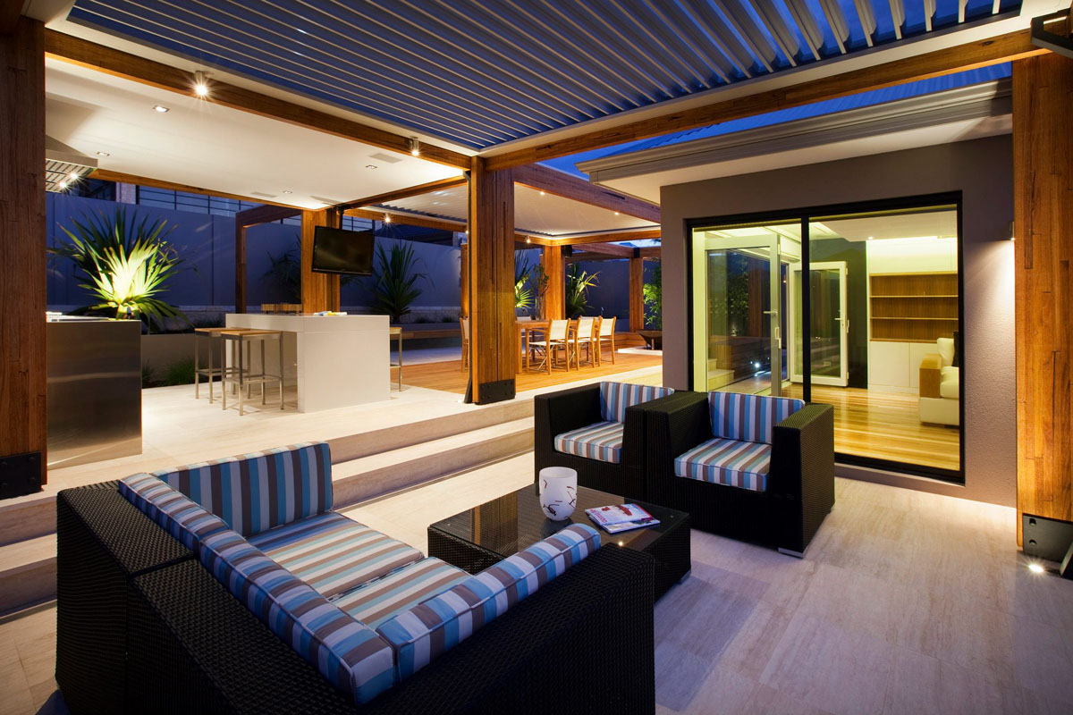 Backyard-With-Teak-Decking_5