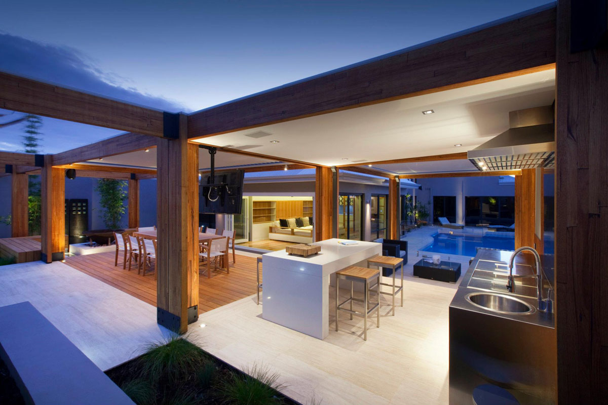 Backyard-With-Teak-Decking_8