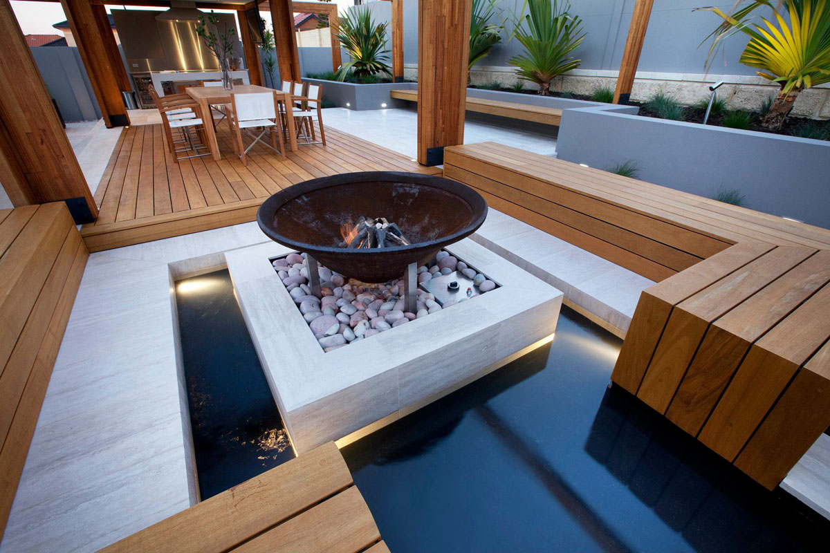 Backyard-With-Teak-Decking_9