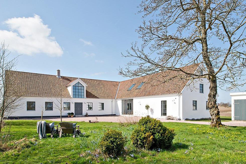 Barn-Conversion-Remodeled-Modern-Rustic-Farm-House-Sweden_2