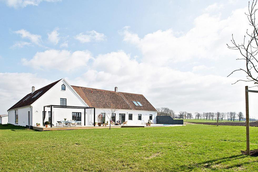 Barn-Conversion-Remodeled-Modern-Rustic-Farm-House-Sweden_3