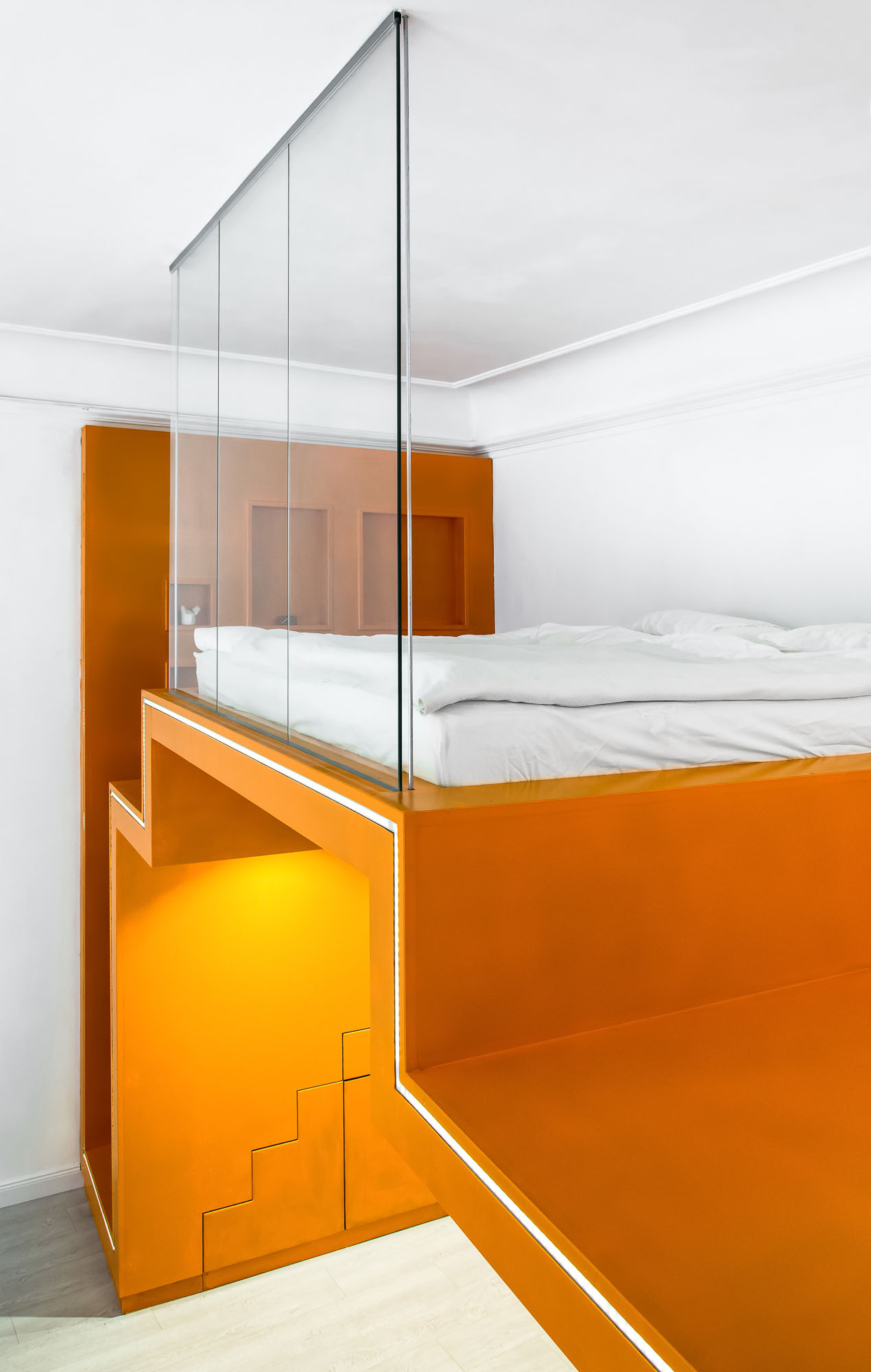 Batlab-Budapest-Loft_6 Bedroom Loft with Glass Wall