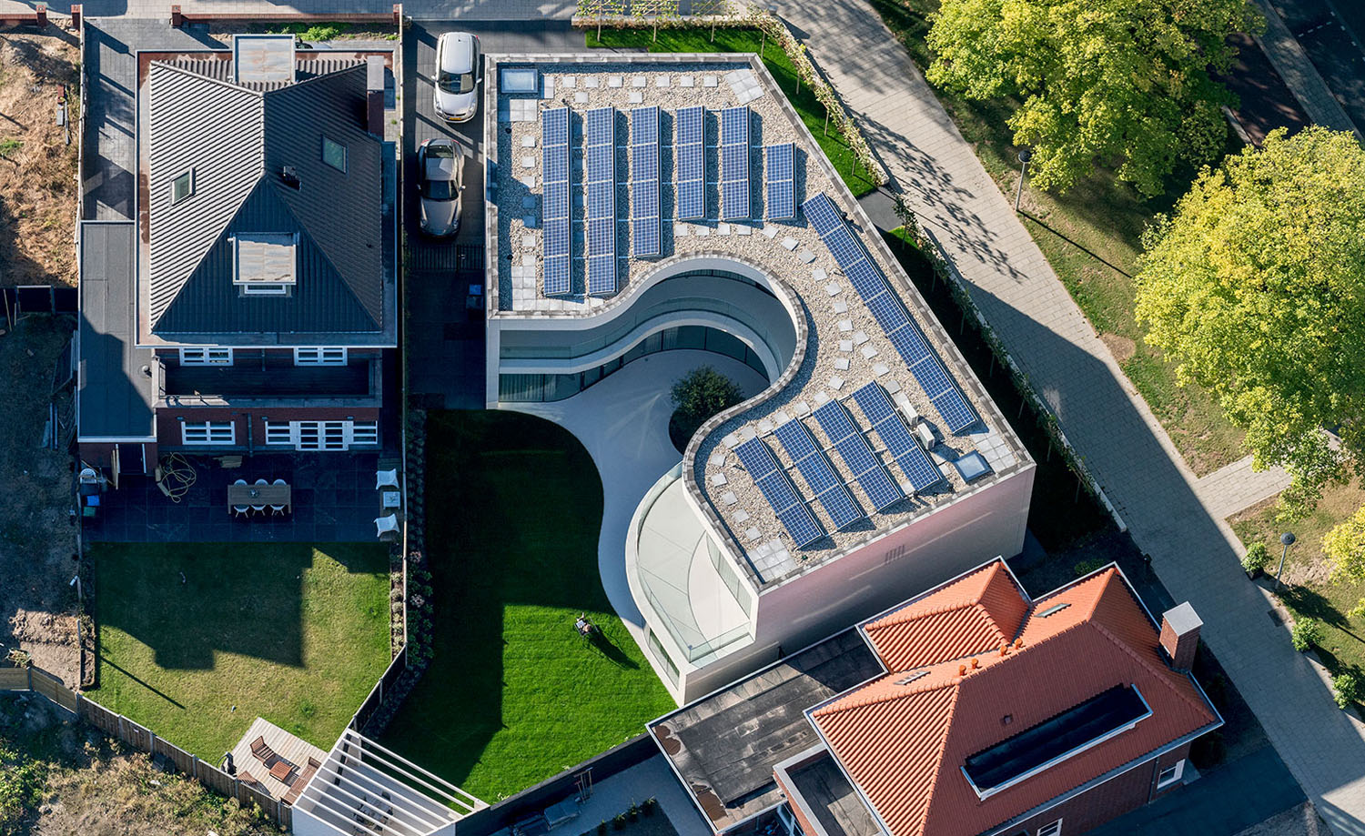 Casa-Kwantes-Modernist-Home-Design-Rotterdam_21 House with Roof top Solar Panels