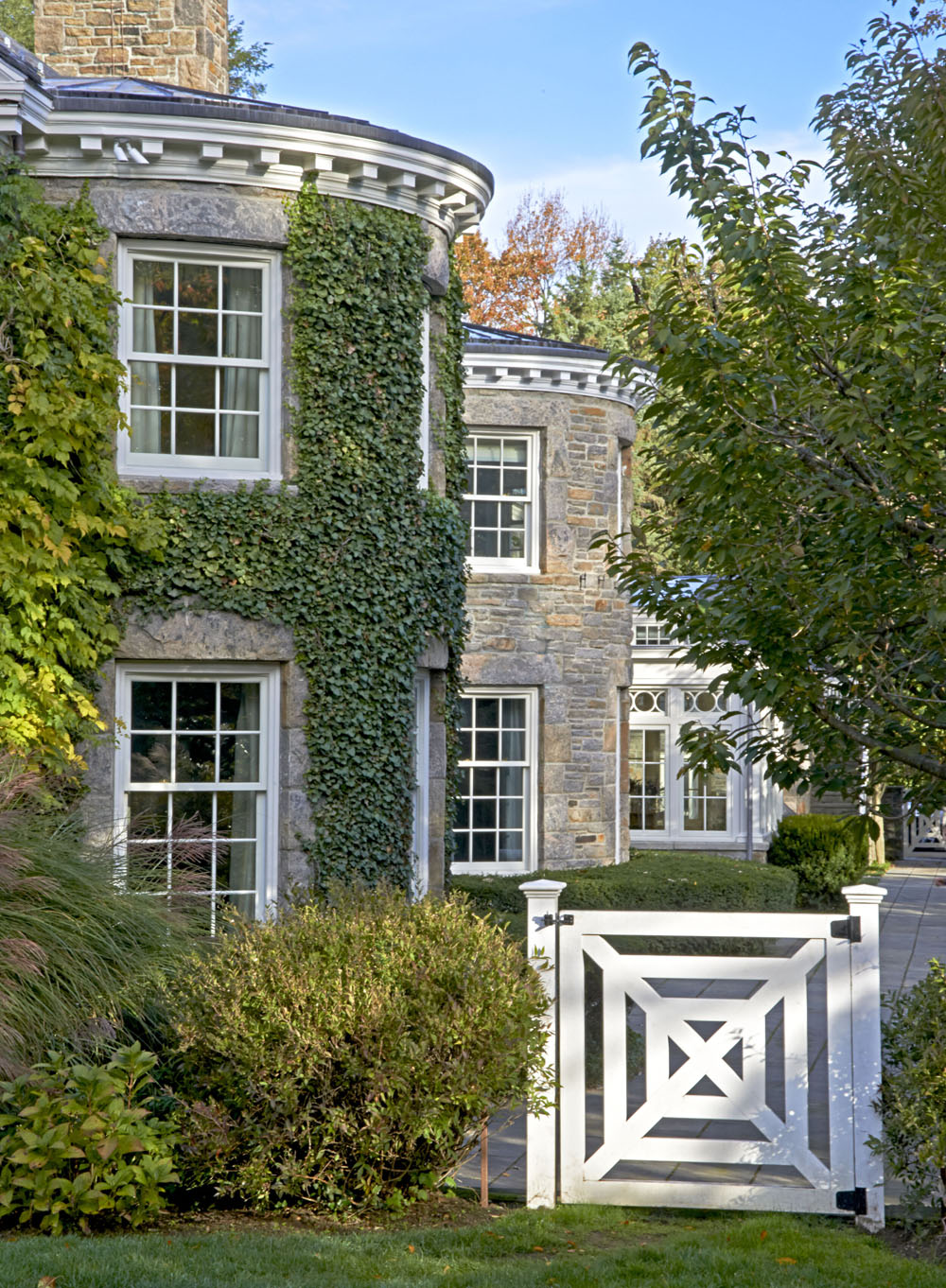 Georgian Style Country House with English Gardens - Greenwich, Connecticut