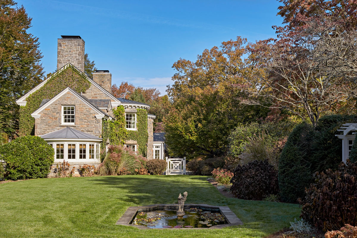 Georgian Style Country House with English Gardens - Greenwich, Connecticut