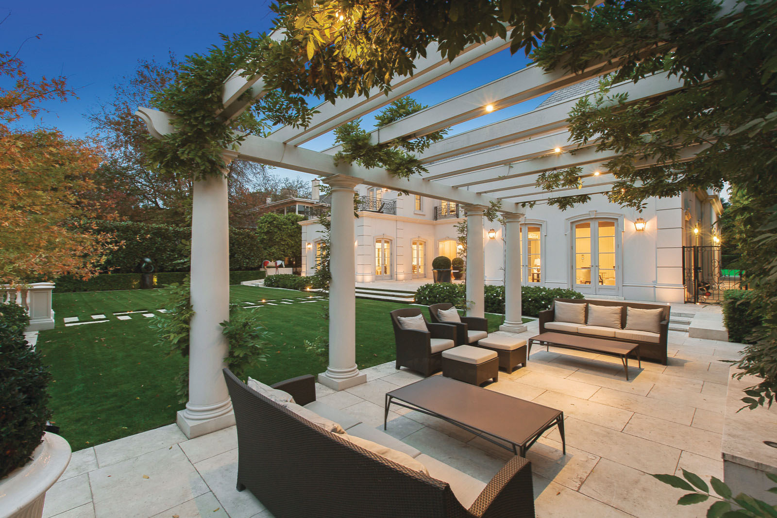 Classical-Luxury-Mansion-Melbourne_2 Elegant Al Fresco Dining Terrace