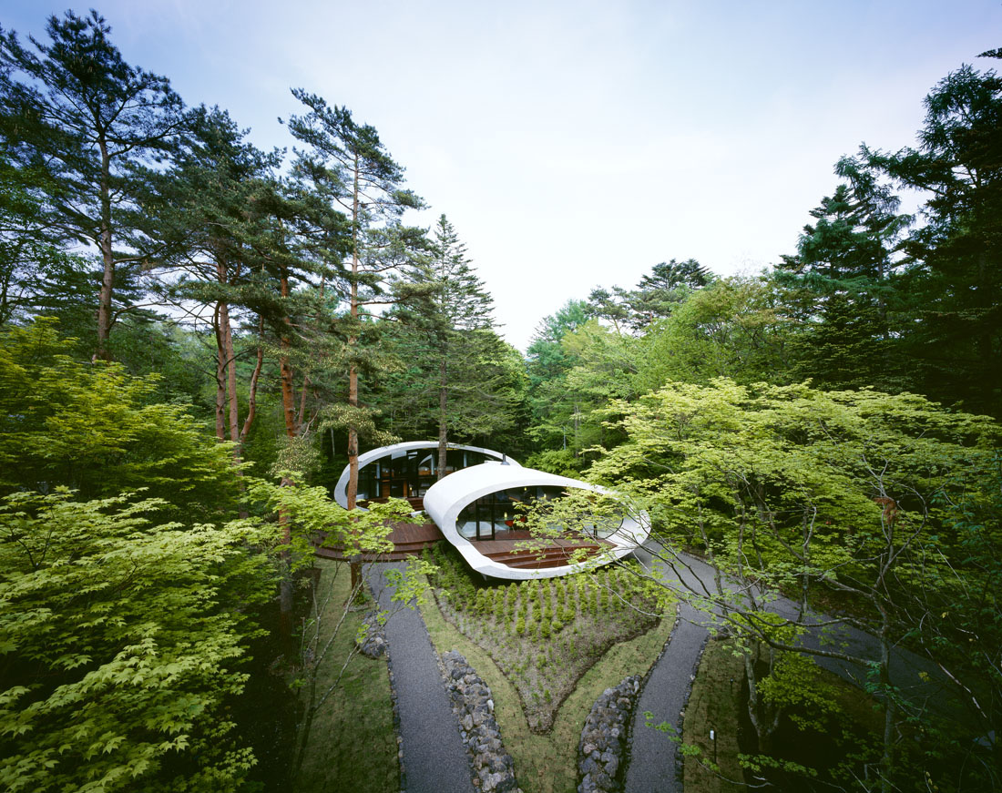 Concrete-Shell-Villa-Japan_4 Cottage in the woods