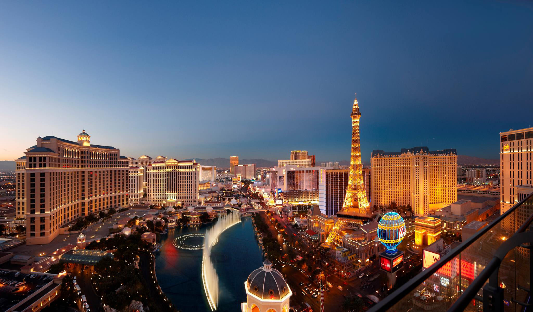 Cosmopolitan-Las-Vegas_23 View of The Bellagio Fountain and Eiffel Tower Paris Las Vegas from Cosmopolitan Room Terrace