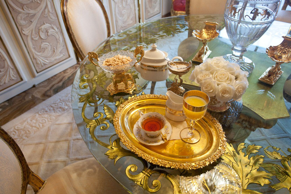 Donald-Melania-Trump-Manhattan-Penthouse_10 Trump-Penthouse-Breakfast-Table