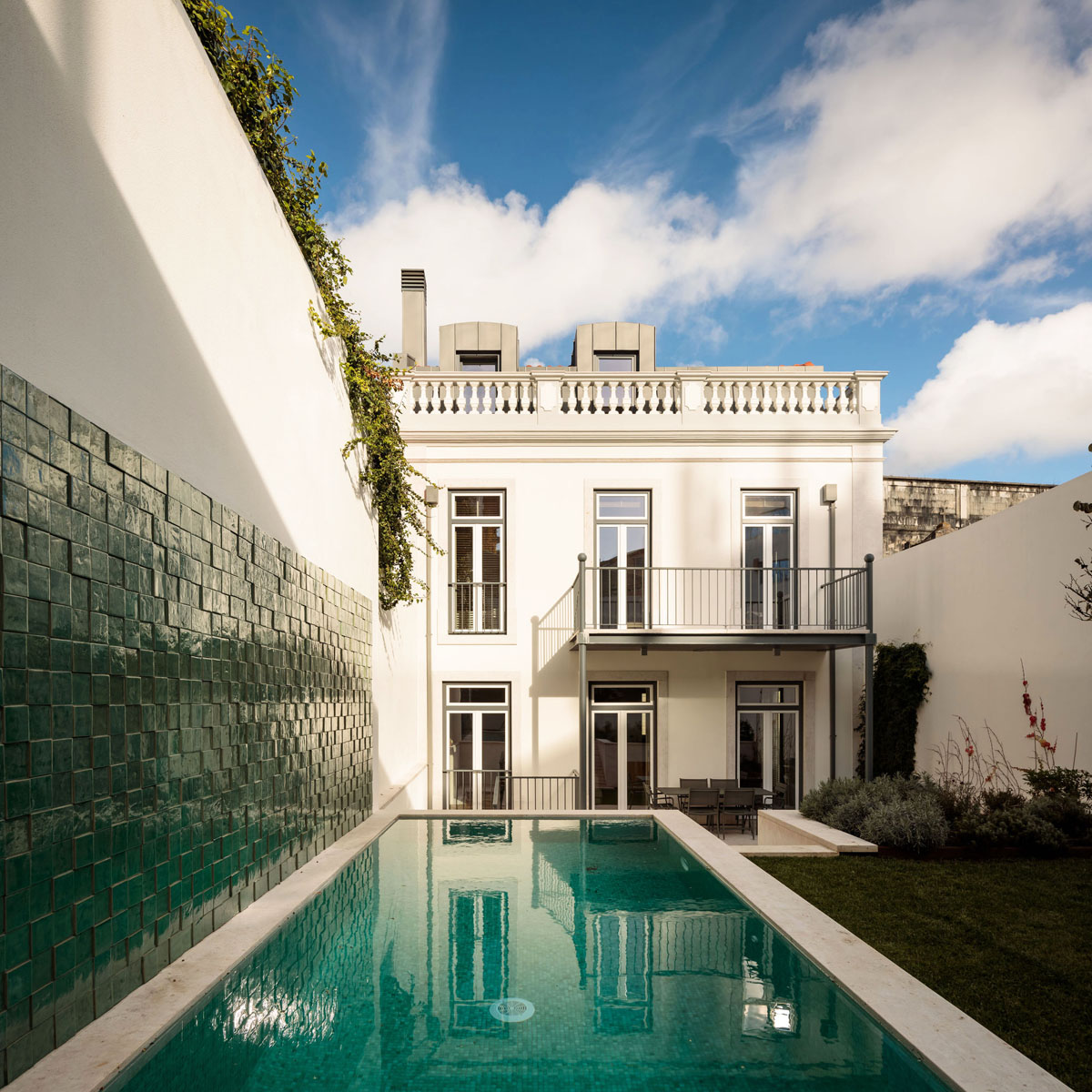 Renovated House with Outdoor Patio Garden and a Pool