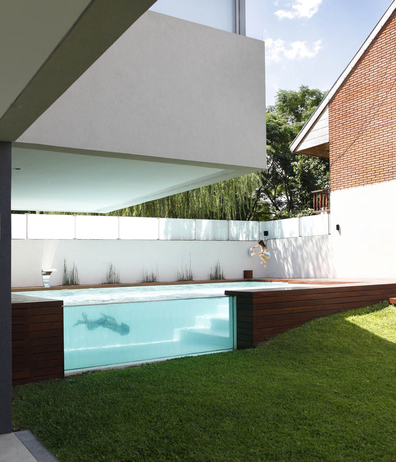 Glass-Swimming-Pool-House_1