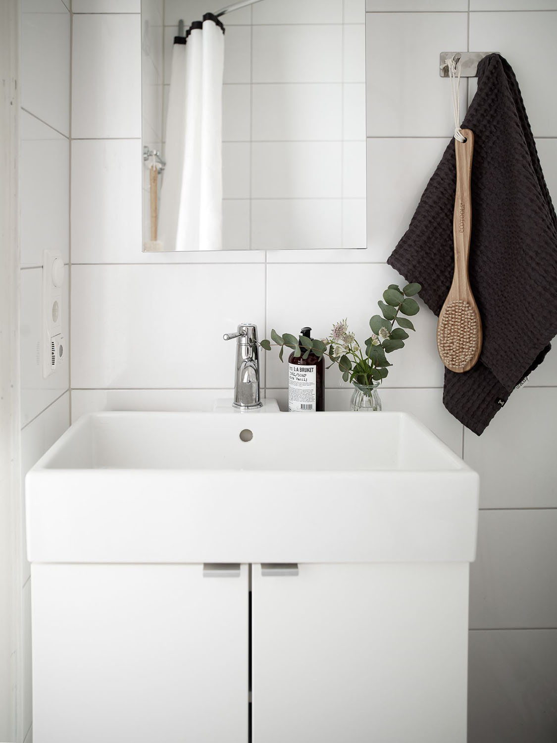 Gothenburg-Renovated-One-Bedroom-Small-Apartment_12
