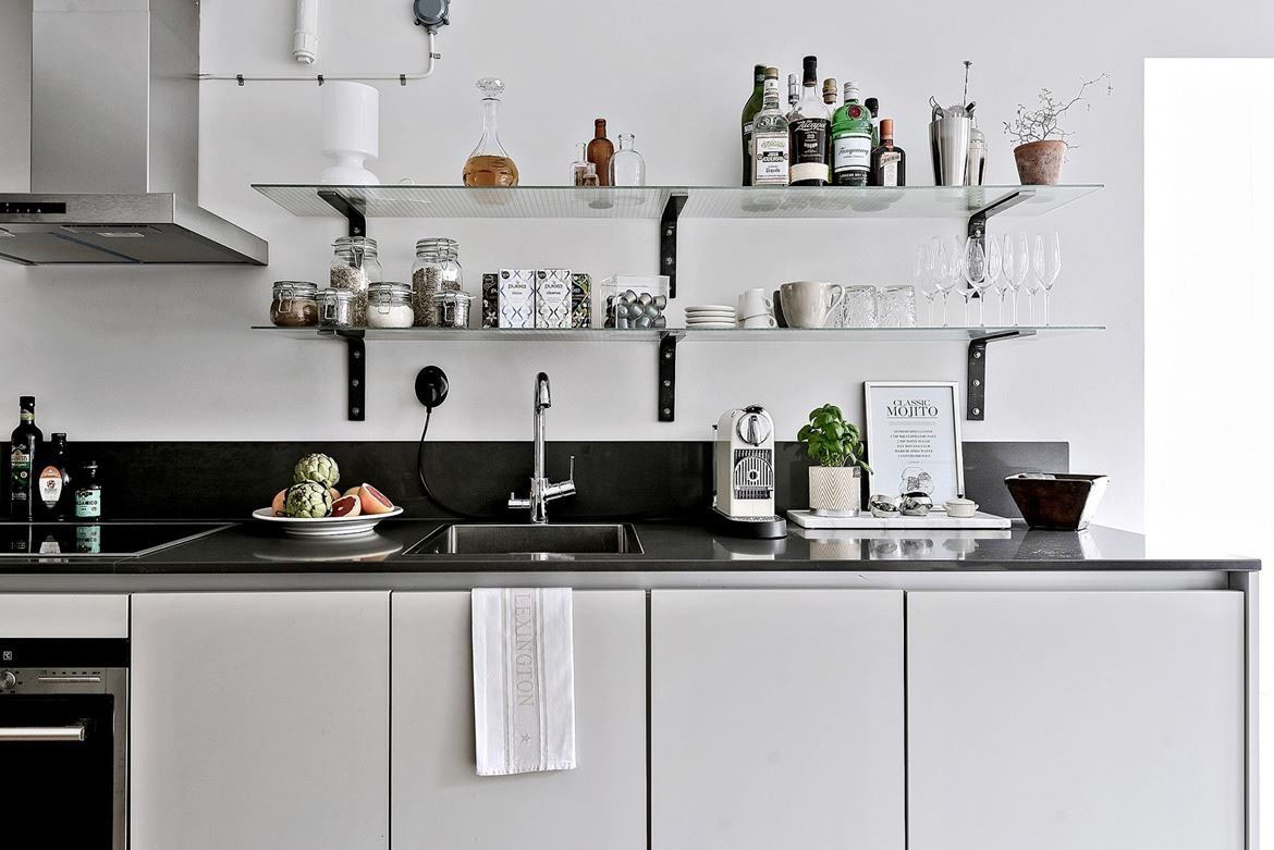 Gothenburg-Sweden-Studio-Apartment-with-Glass-Partition_5
