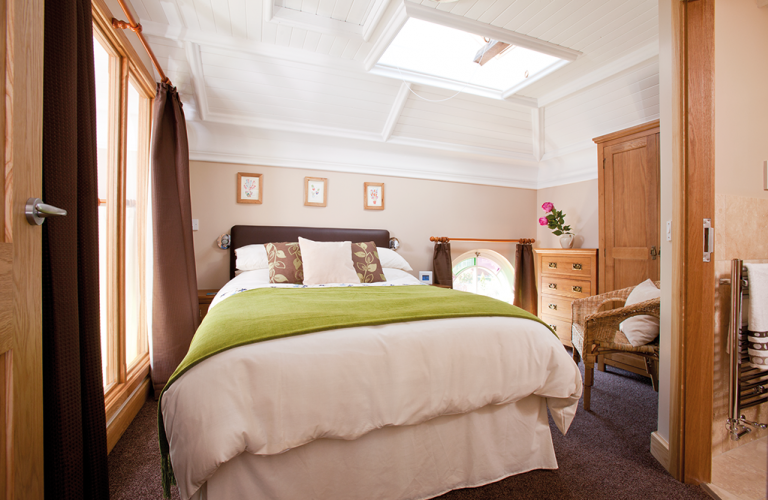 Great-Hatfield-Cottage_5 Cozy Modern Bedroom with Skylight