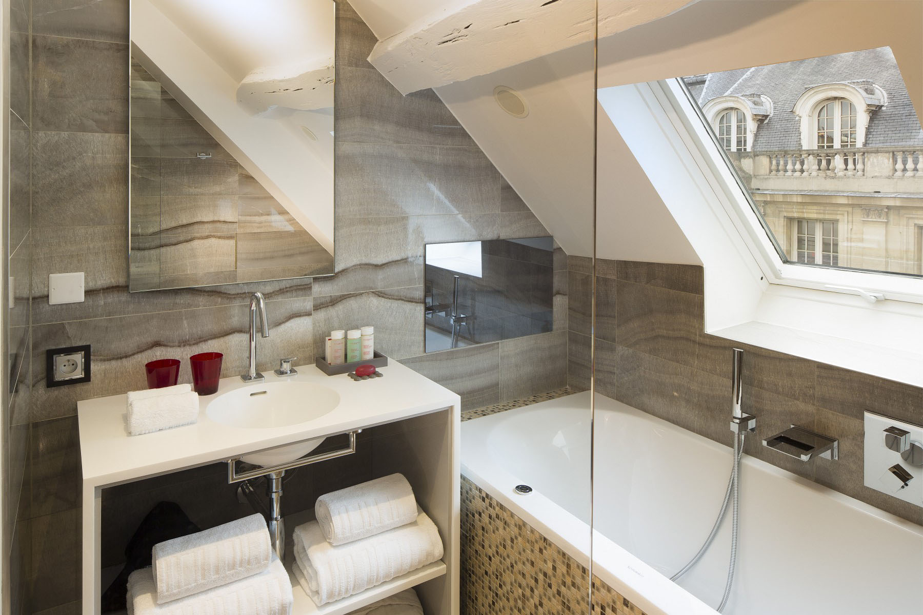 Hotel-de-Seze-Paris_12 Stylish Modern Attic Bathroom