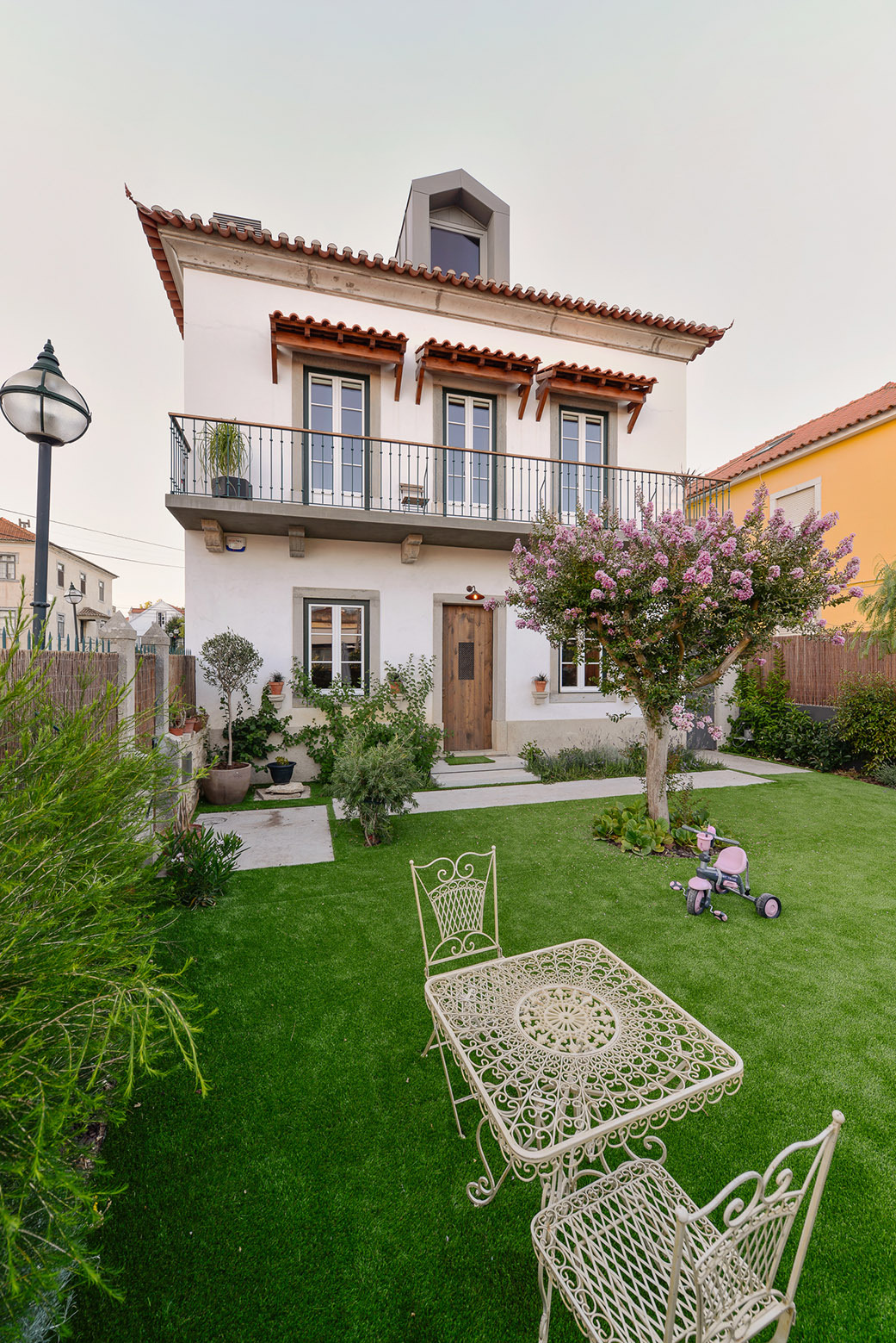 House-In-Estoril_3 Charming Mediterranean Style House in Portugal