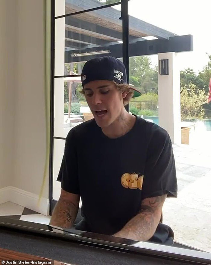 Justin and Hailey Bieber’s Luxury Home at Beverly Park - Los Angeles, California Justin Bieber playing on the piano at home singing Peaches - September 2020