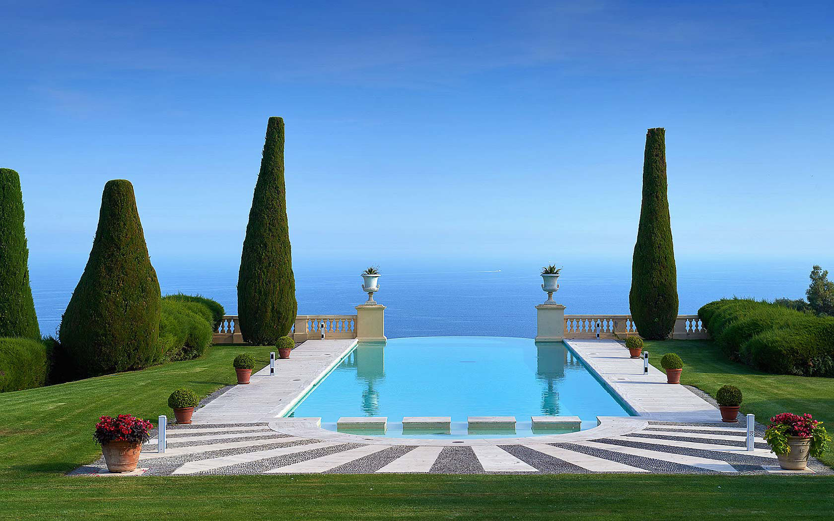 La-Croix-des-Gardes_1 Mediterranean Villa on the French Riviera