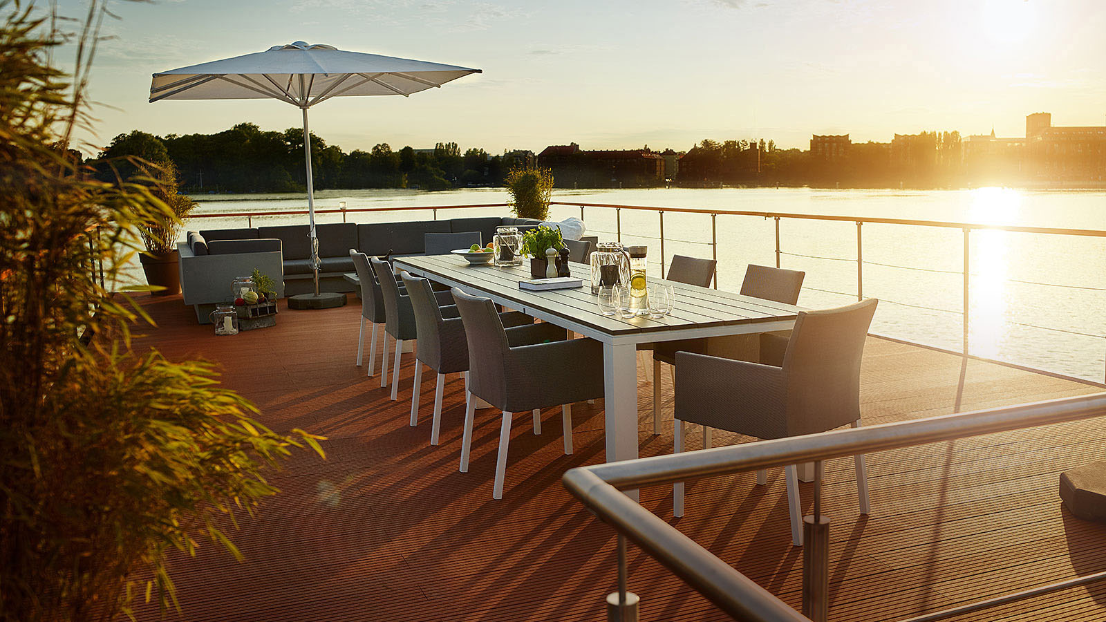 luxury-floating-penthouse-on-the-water_9 Luxury Houseboat Roof Terrace