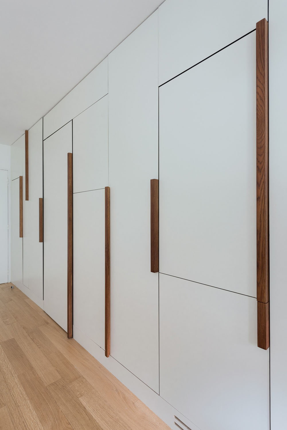 Minimalist-570-sq-ft-One-Bedroom-Apartment-Paris_5