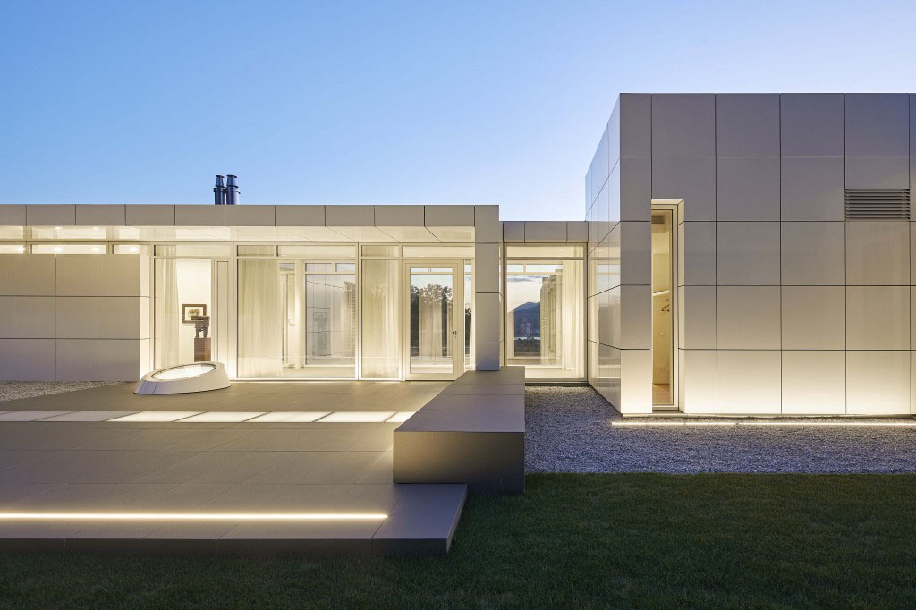 Minimalist Hillside Home with View of Lake Lugano - Montagnola, Switzerland