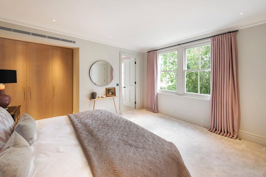 New Built Family House with Intimate Courtyard - Chelsea, London, England