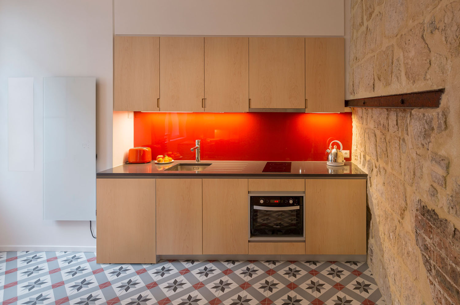 Modern-Paris-Studio-Flat_3 Modern Kitchen with Stone Wall