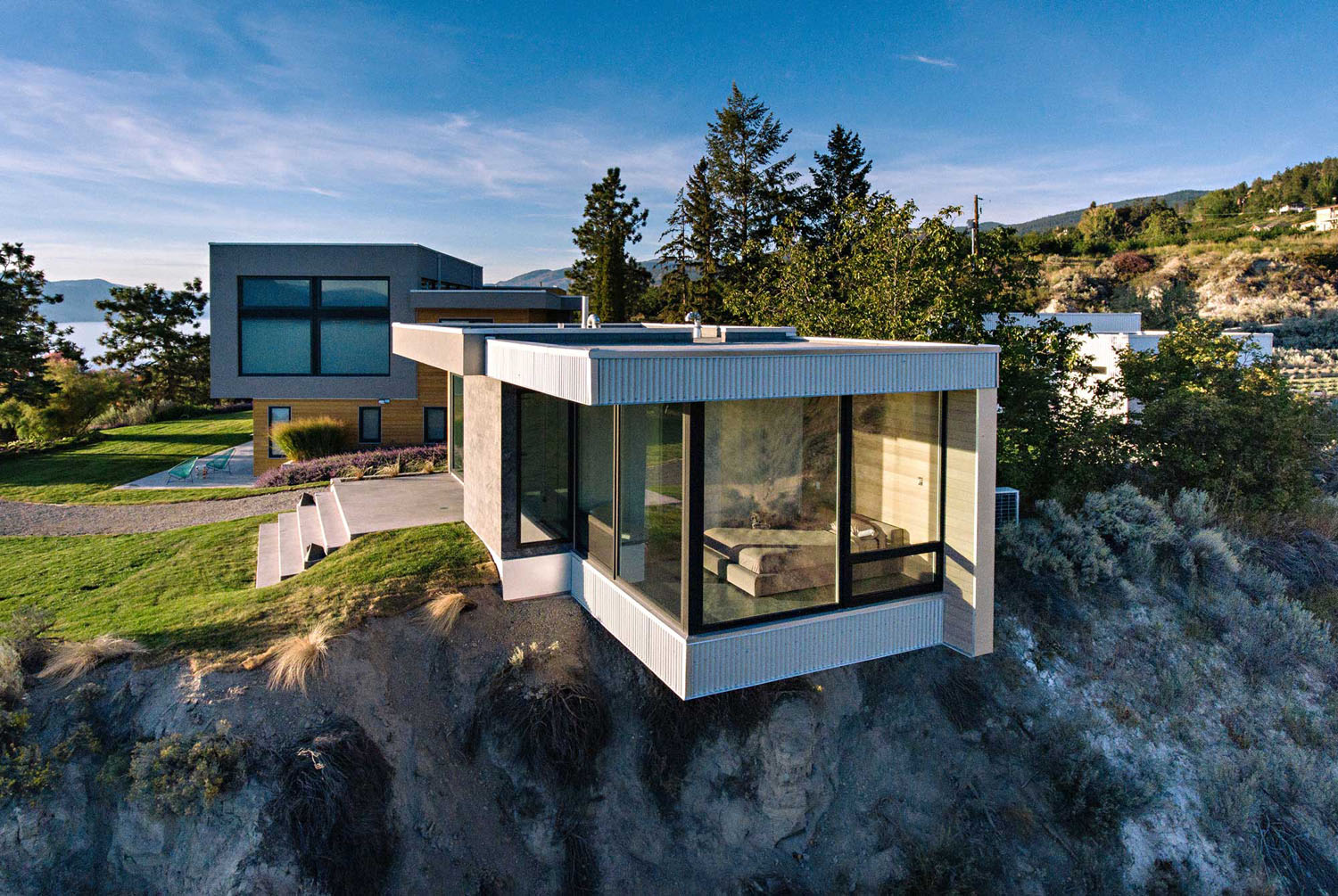 Okanagan-Lake-Modernist-Glass-and-Concrete-House_1