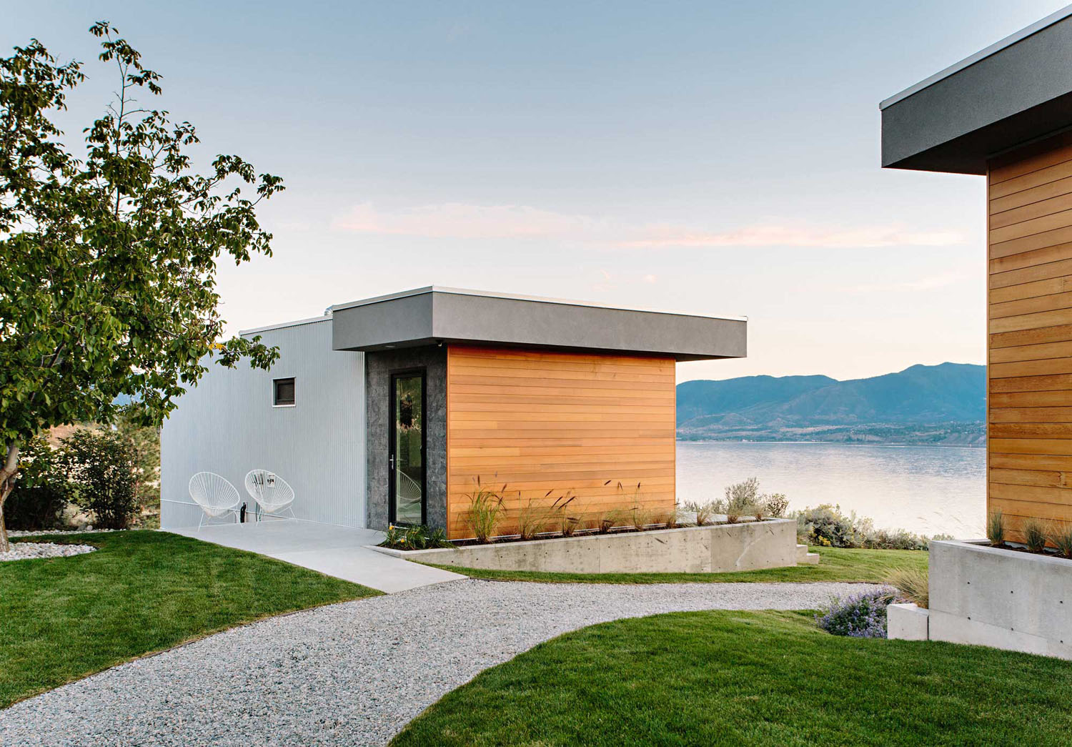 Okanagan-Lake-Modernist-Glass-and-Concrete-House_3