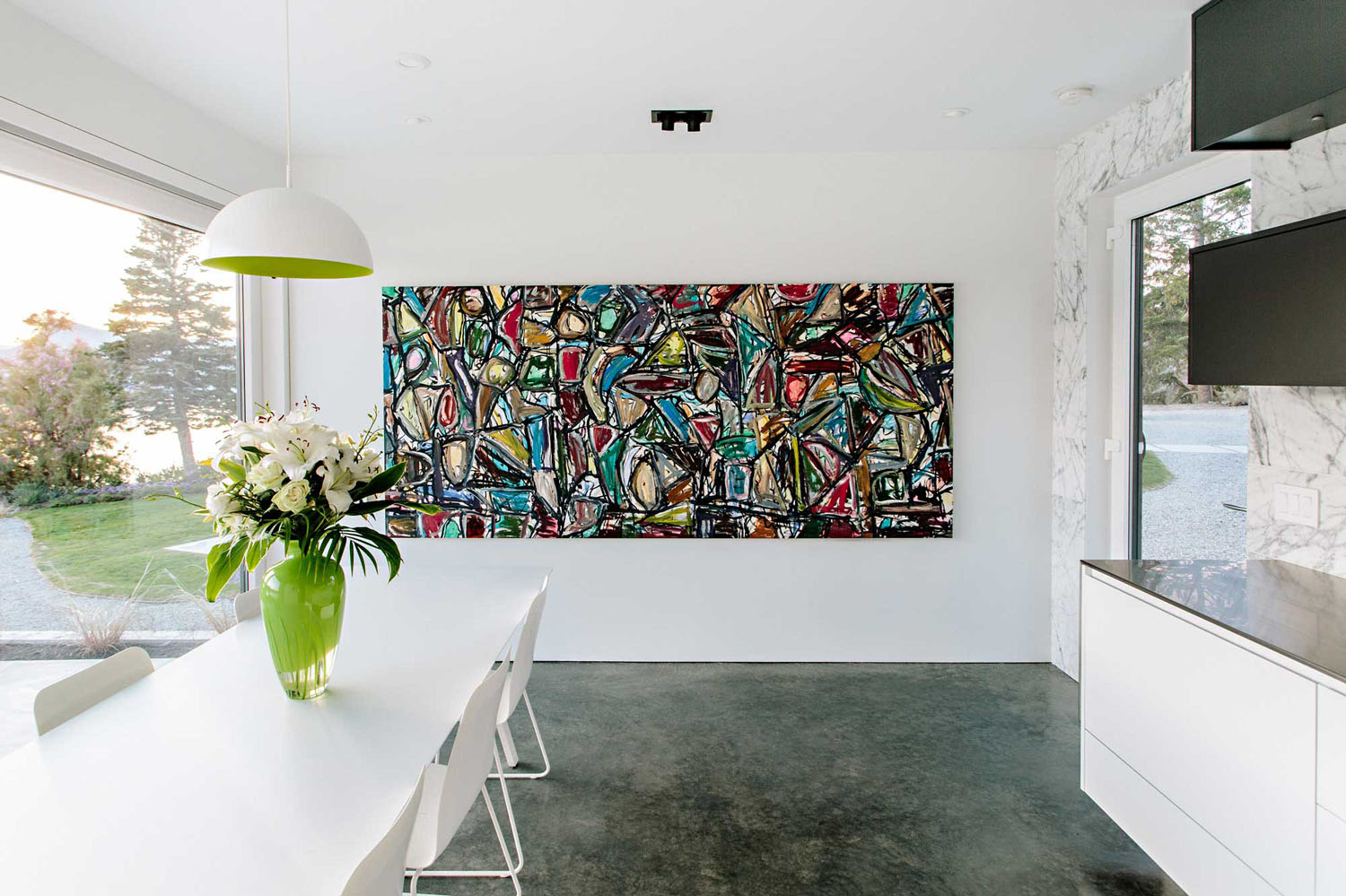 Okanagan-Lake-Modernist-Glass-and-Concrete-House_4