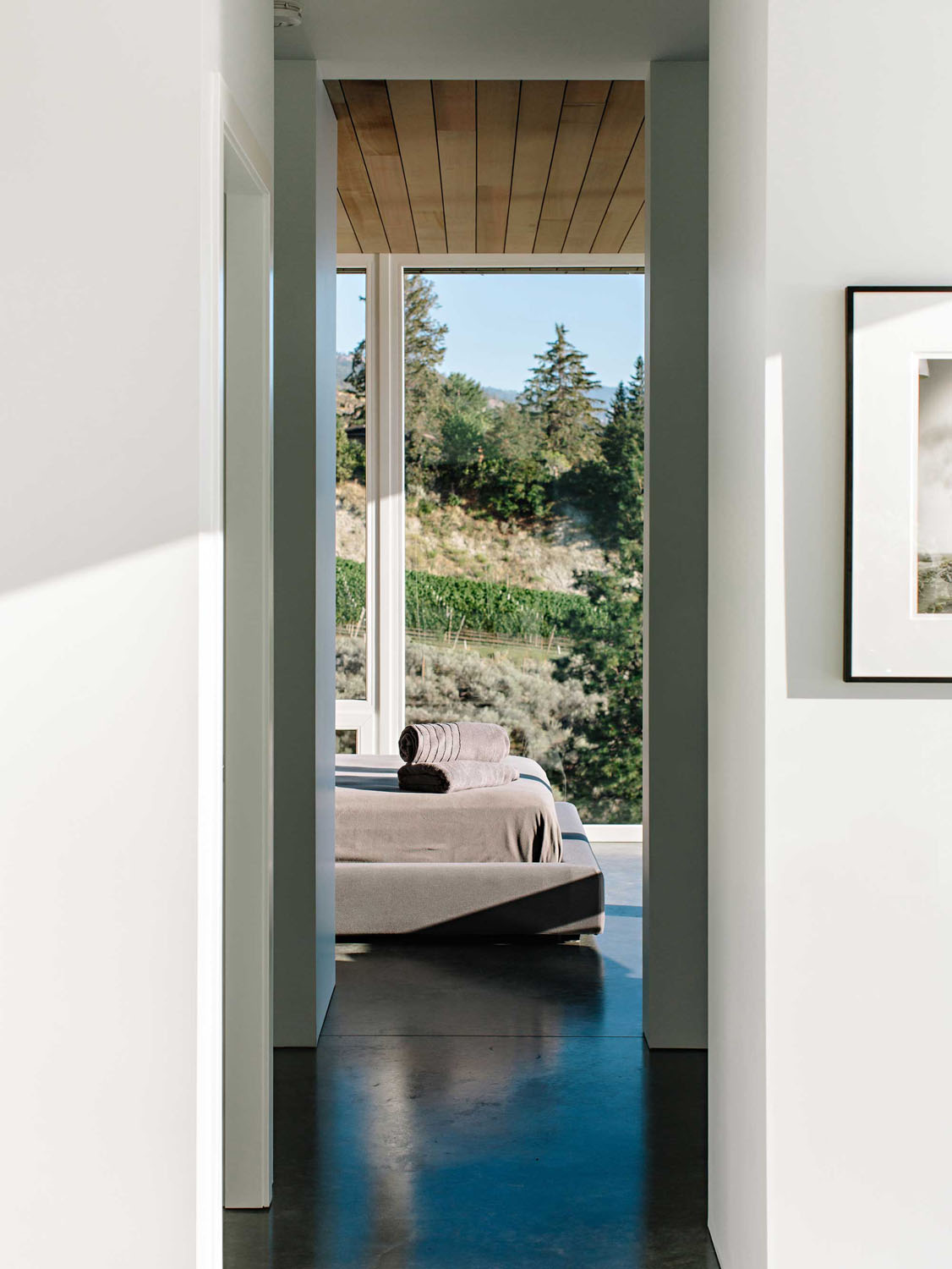 Okanagan-Lake-Modernist-Glass-and-Concrete-House_5