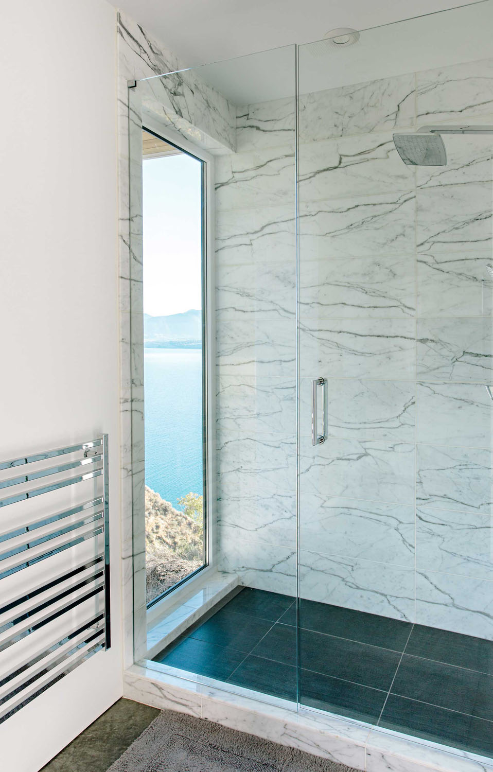 Okanagan-Lake-Modernist-Glass-and-Concrete-House_6