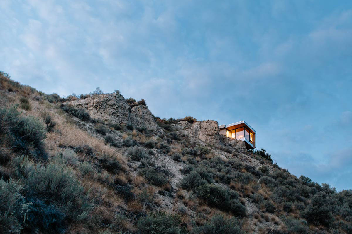 Okanagan-Lake-Modernist-Glass-and-Concrete-House_7