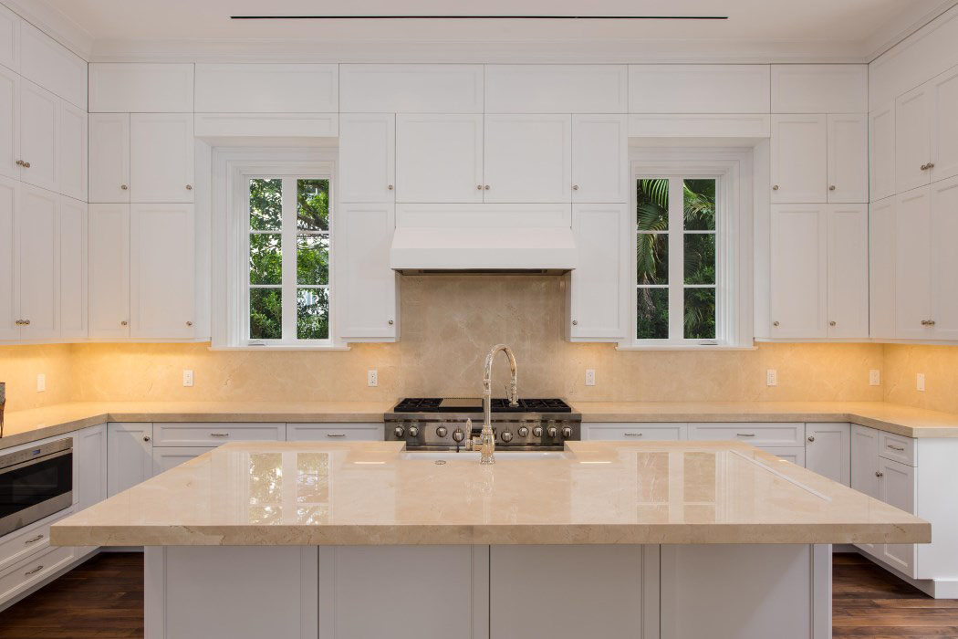 Palm-Beach-Florida-Mediterranean-Style-House_10 Elegant Luxury White Kitchen Design