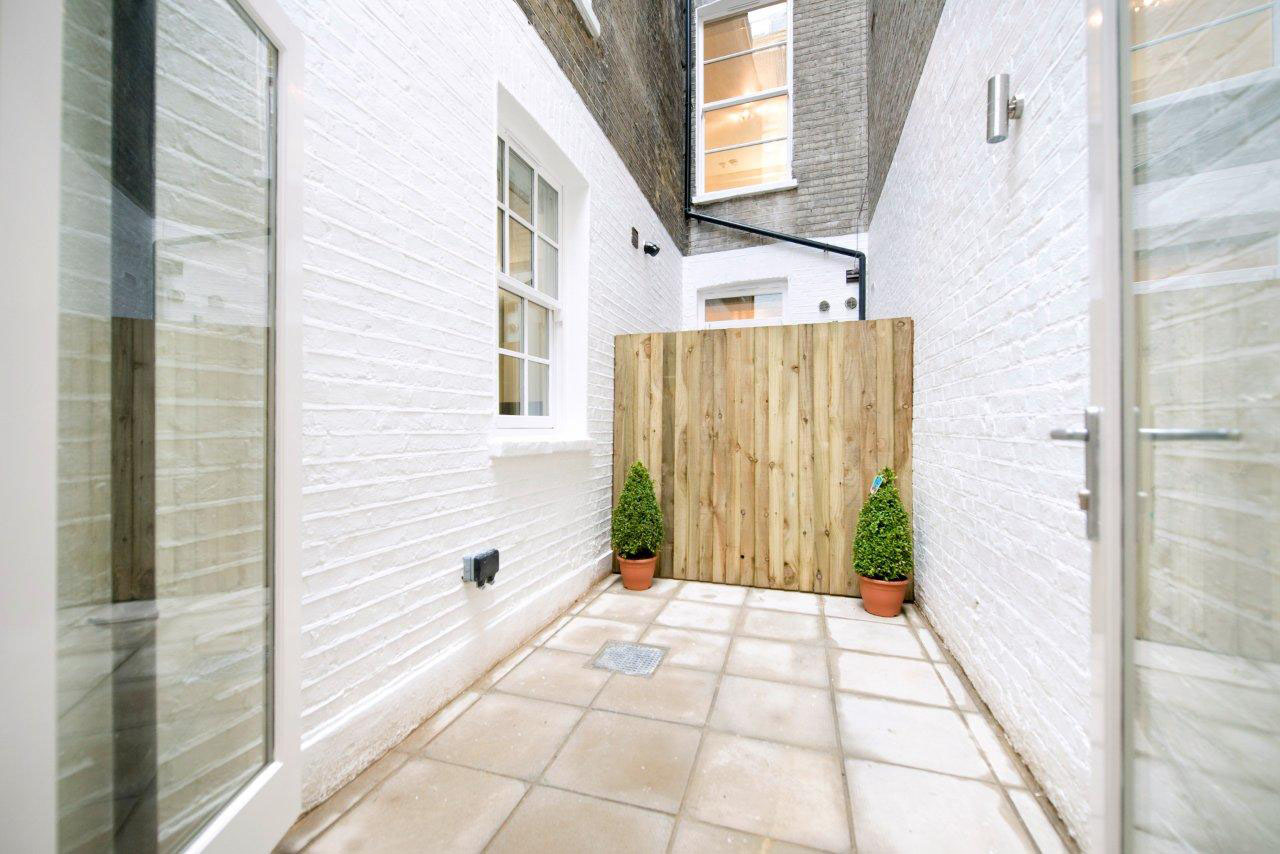 Pimlico-Bedsit-Apartments_9 Cozy Interior Courtyard