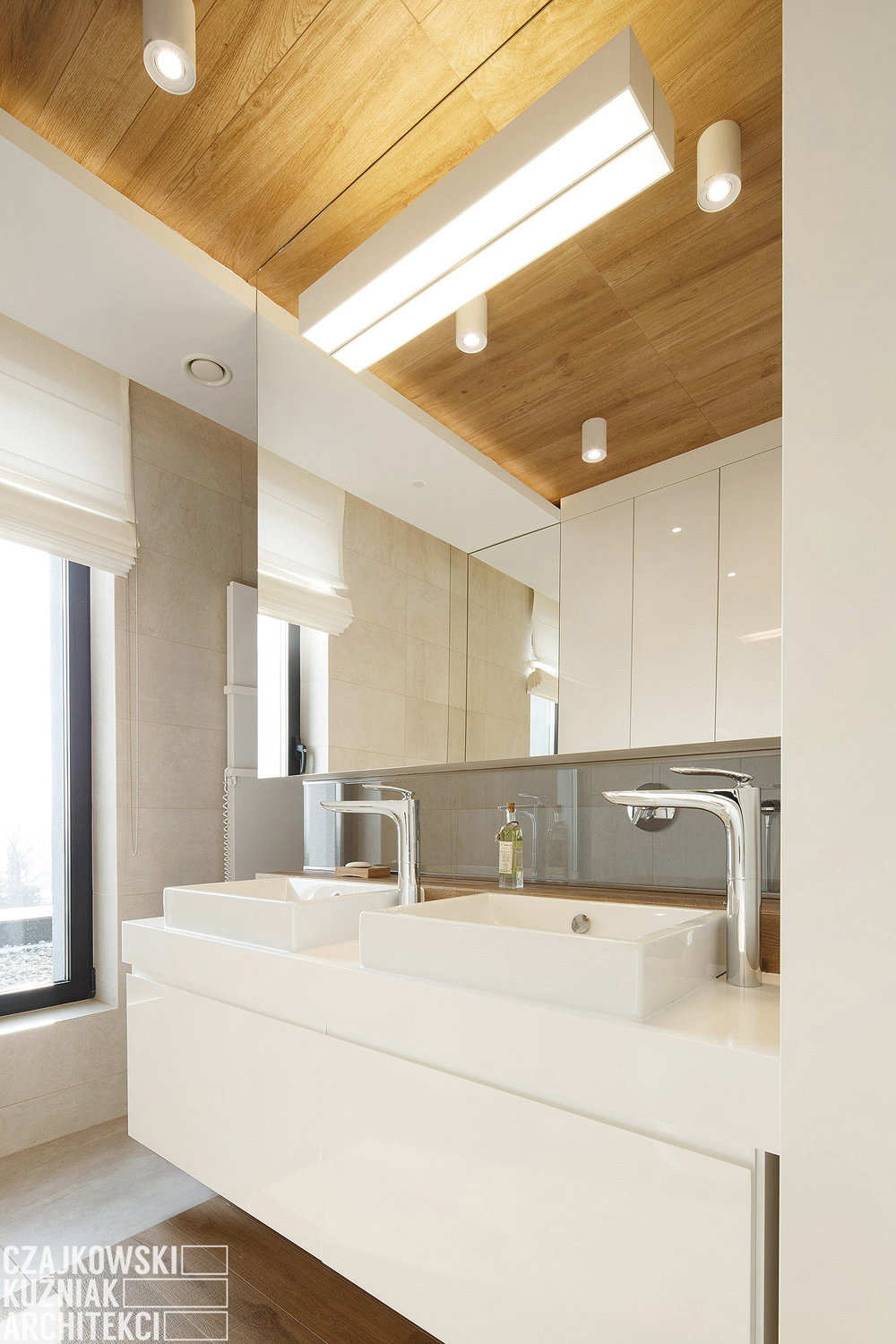 Poland-Modern-Home-Interior-Black-White-Light-Wood-Color-Scheme_13