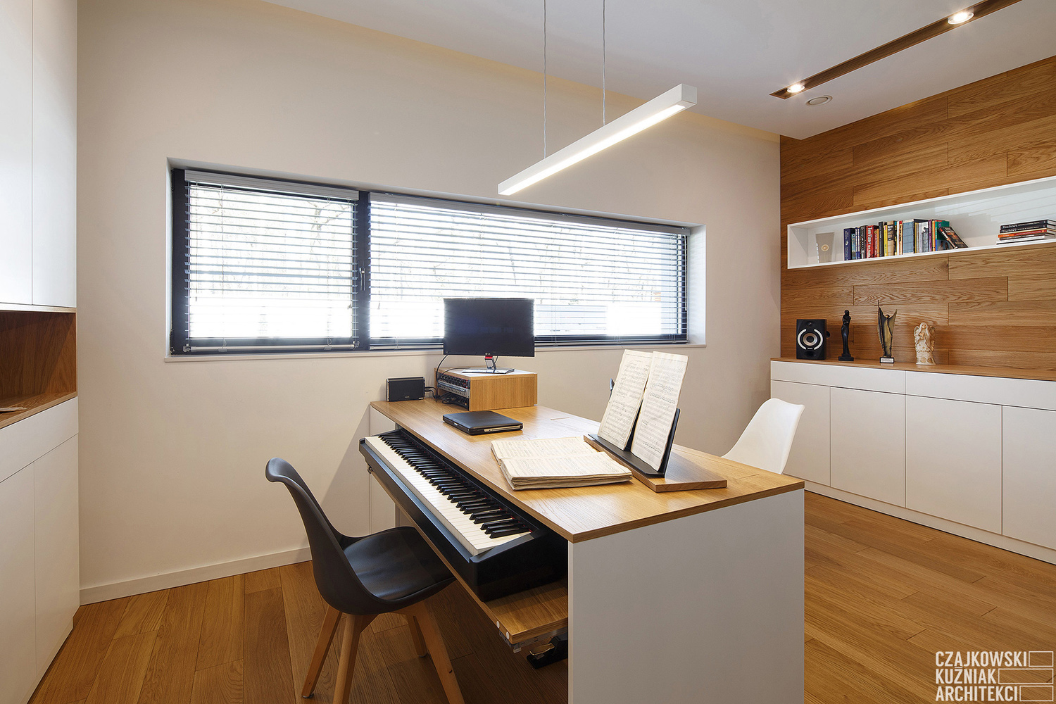 Poland-Modern-Home-Interior-Black-White-Light-Wood-Color-Scheme_19