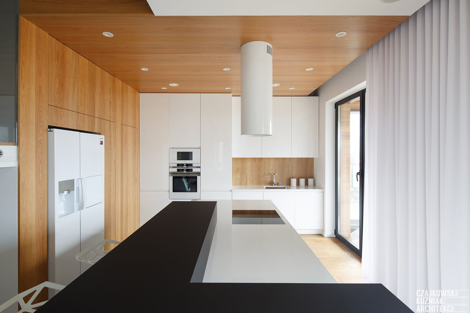 Poland-Modern-Home-Interior-Black-White-Light-Wood-Color-Scheme_2