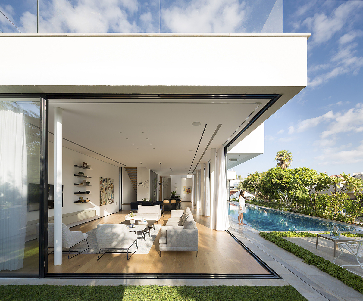 Rishon-LeTsiyon-Israel-Modern-House_3 Modern Minimalist House with Outdoor Swimming Pool