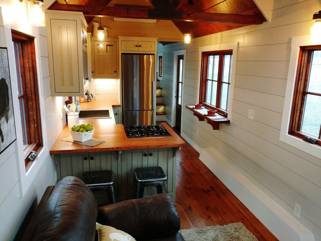 Rustic-Farmhouse-Style-Luxury-Large-Tiny-House-On-Wheels_5