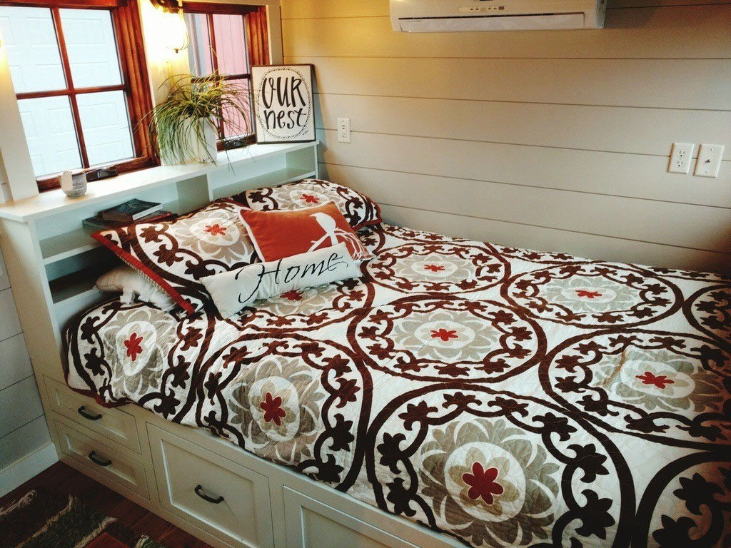 Rustic-Farmhouse-Style-Luxury-Large-Tiny-House-On-Wheels_8