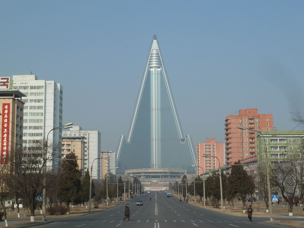 Ryugyong-Hotel-2011
