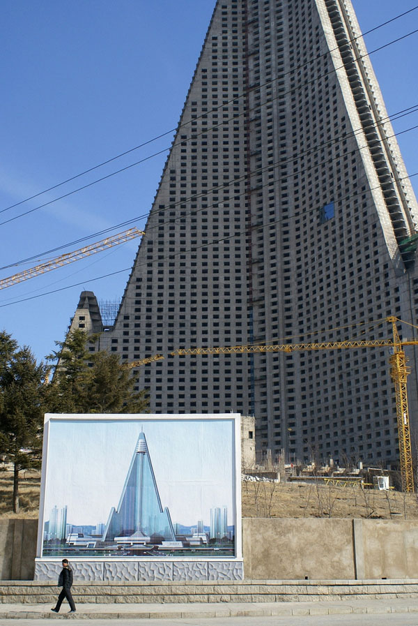Ryugyong-Hotel-constructionafter2008